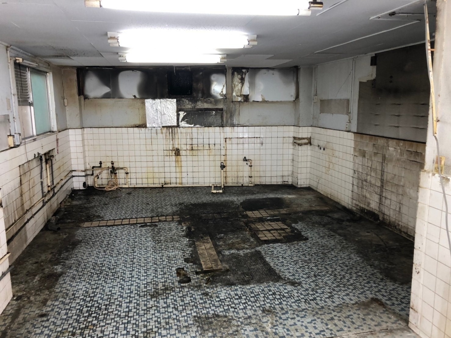 東京都新宿区のアパートの1室に構えた弁当屋の厨房機器回収と解体工事