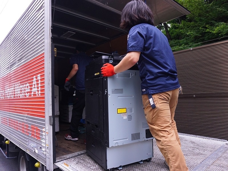 東京都千代田区の狭小ビルの1室に構えた小規模オフィス（事務所）から複合機を回収