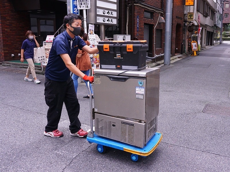 東京都港区の老舗日本料理店から製氷機と浄水器を回収