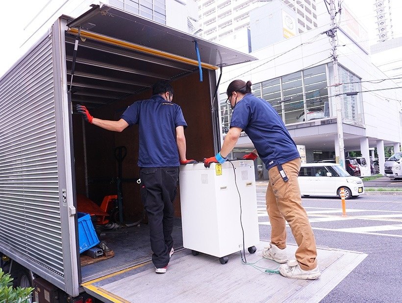 埼玉県さいたま市のビルの1室に構えた中規模オフィス（事務所）から業務用シュレッダー1台を回収