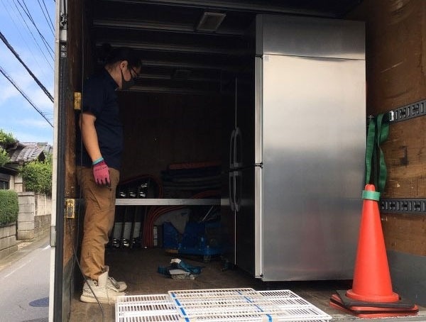 千葉県佐倉市の住宅街に構えた隠れ家的飲食店から冷凍冷蔵庫を回収