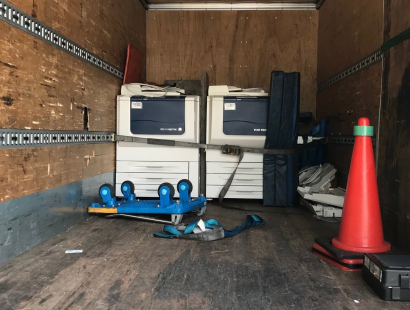 東京都港区のインテリジェントビル内の大規模オフィスからプロダクションプリンター2台を回収