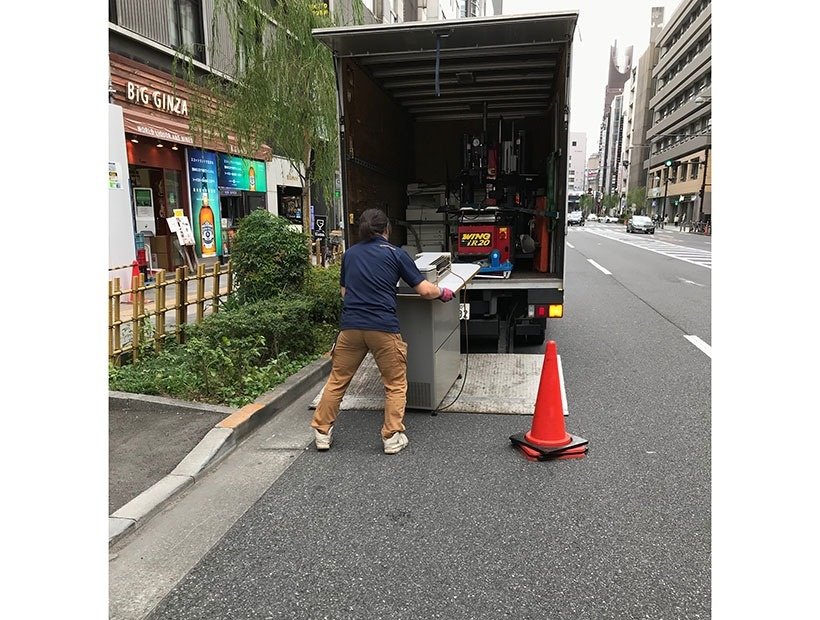 東京都中央区のビルに構えた中規模オフィスから分煙機1台とテレビ会議システム4台を回収