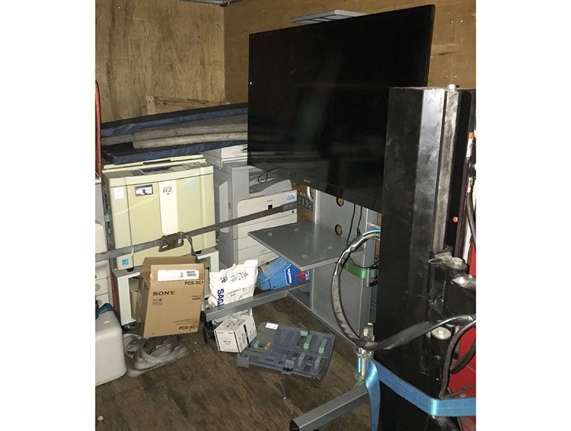 東京都千代田区のインテリジェントビル内に構えた大規模オフィスから液晶テレビ、テレビ会議システム、ルーターを回収