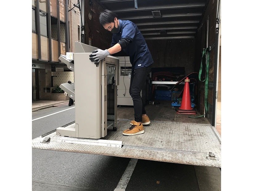 東京都中央区の歴史ある中規模ビル内に構えたオフィスからフィニッシャー付複合機を回収