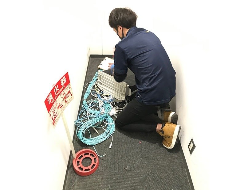東京都千代田区のビルに構えた大規模オフィスからビジネスホンの回収と主装置の取り外し