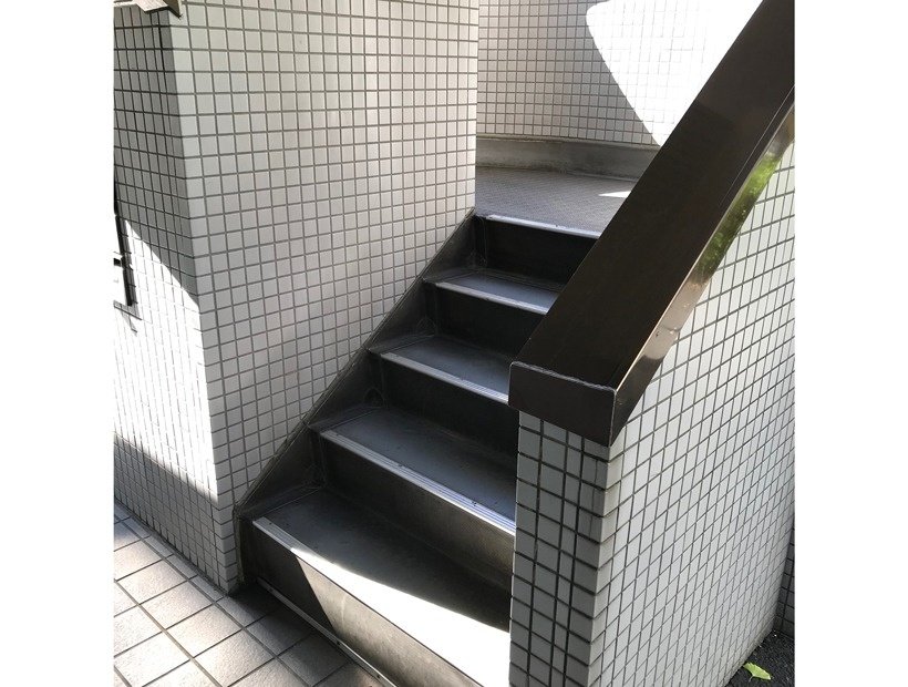 埼玉県三郷市の2階建てアパートの一室に構えた小規模オフィスから複合機を回収