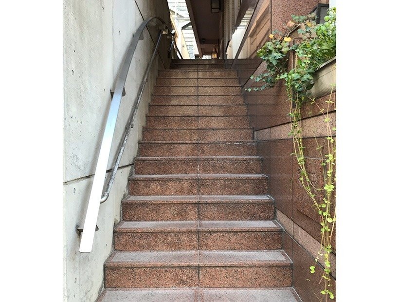 東京都練馬区のエレベーターが無い狭小ビルの一室に構えた小規模オフィスから複合機を階段手下ろしで回収