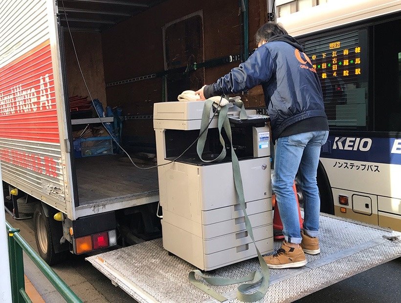 東京都練馬区のエレベーターが無い狭小ビルの一室に構えた小規模オフィスから複合機を階段手下ろしで回収