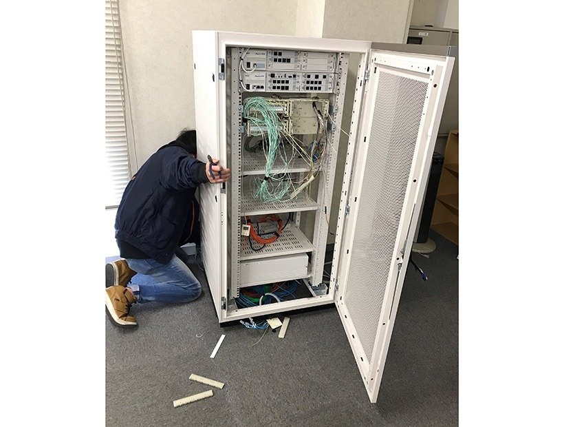 東京都港区の自社ビル内のオフィスからビジネスホン36台とサーバーラックの回収と主装置の取り外し