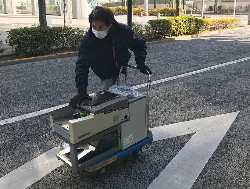 東京都文京区のインテリジェントビル内に構えた大規模オフィスからOMR（光学式マーク読み取り装置）を回収