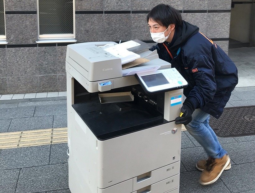 東京都中央区のマンションの1室に構えた小規模オフィスから複合機を回収