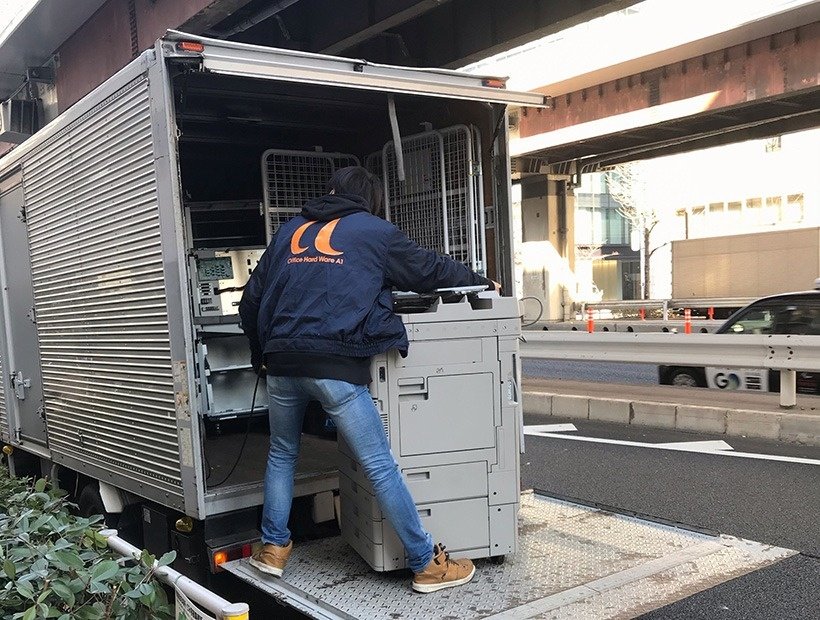 東京都中央区のマンションの1室に構えた小規模オフィスから複合機を回収