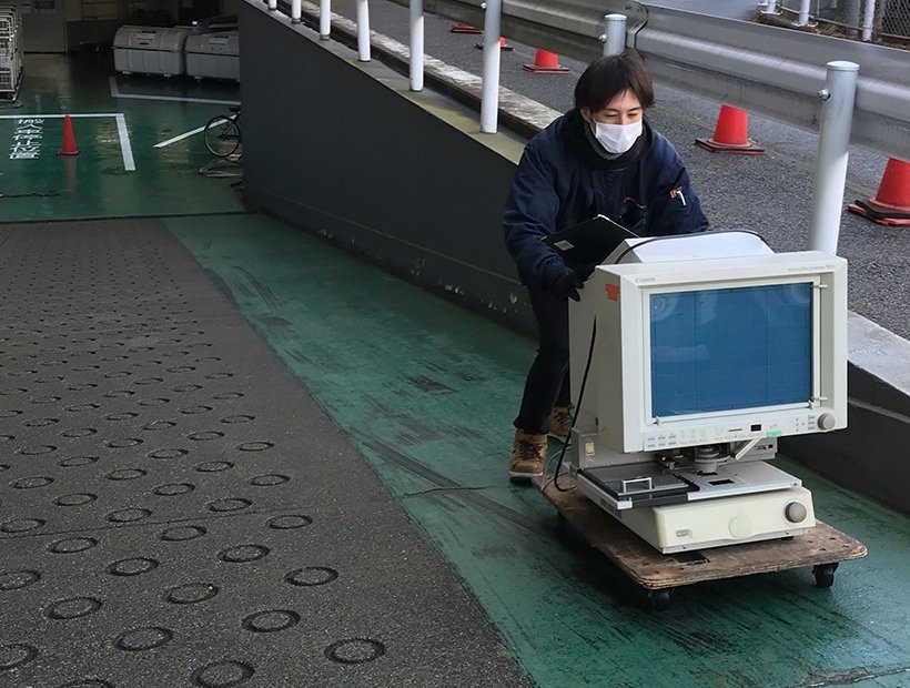 東京都千代田区の大規模オフィスビル内に構えた事務所からプリンターとオプション機器を回収
