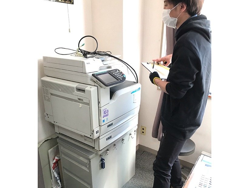 東京都文京区のエレベーターが無い狭小ビルの一室に構えた不動産事務所から複合機を階段手下ろしで回収