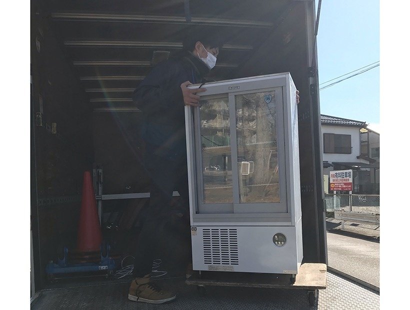 千葉県鎌ケ谷市の住宅街に構えた老舗総菜店から冷蔵ショーケースを回収