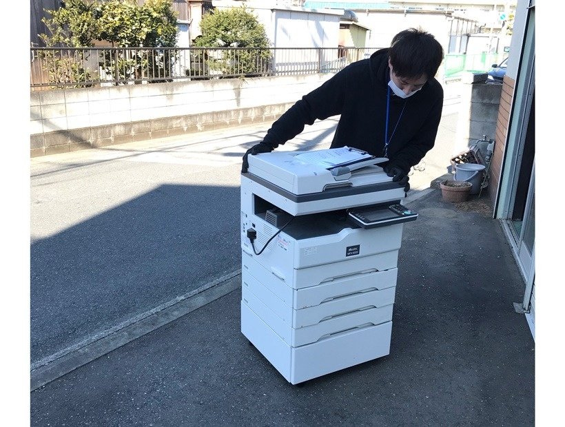 埼玉県川口市の住宅街に構えた工事会社事務所から複合機を回収