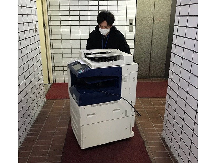埼玉県さいたま市の小規模オフィスビル内に構えた事務所から複合機を回収