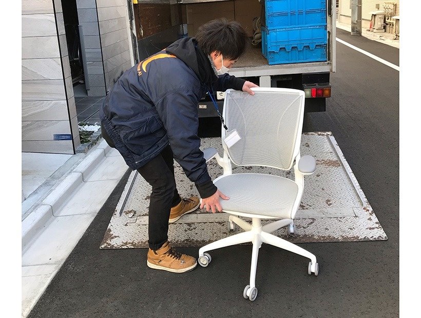 東京都台東区のマンション高層階の個人宅から高級オフィスチェア1脚を回収