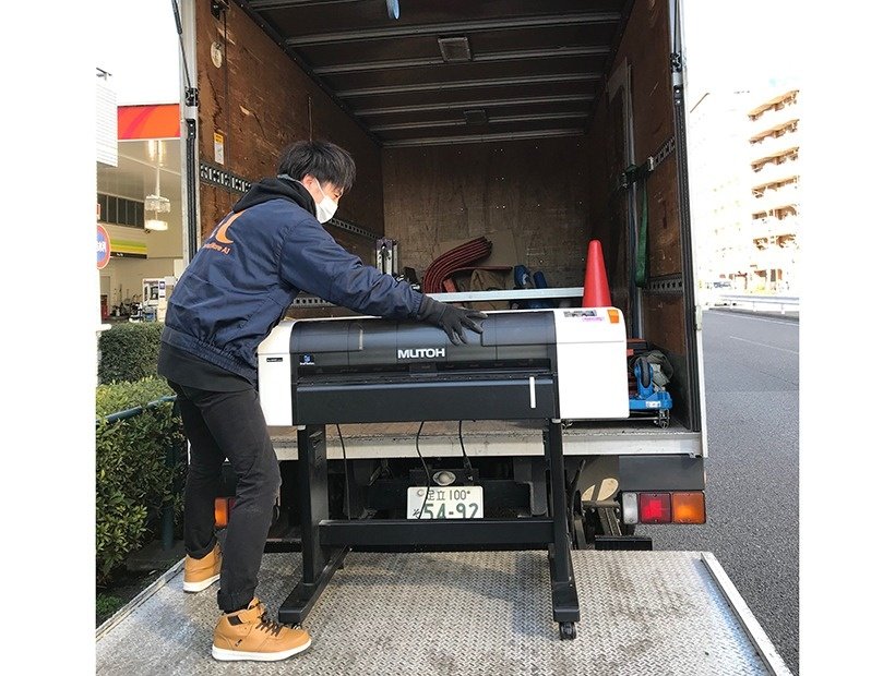 東京都板橋区のマンション高層階の一室に構えた印刷所からプロッターを回収