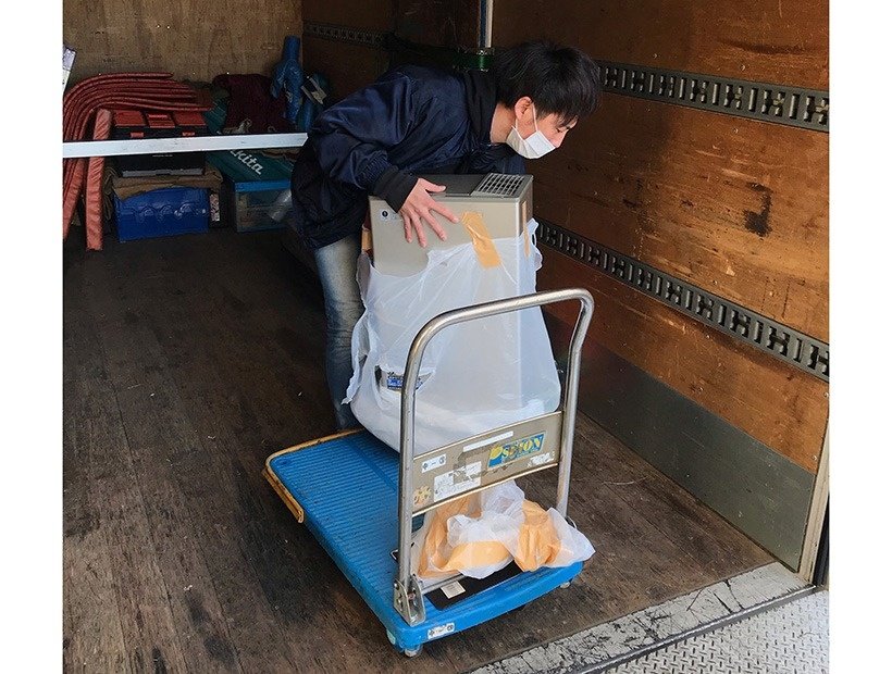 東京都立川市の中規模オフィスビル内に構えた事務所から給茶機を回収