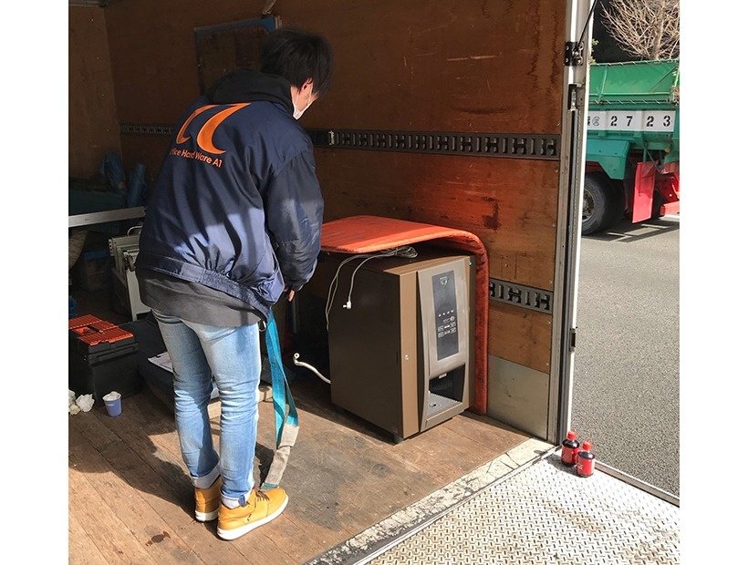 東京都港区のインテリジェンスビル内に構えた大規模事務所から給茶機を回収
