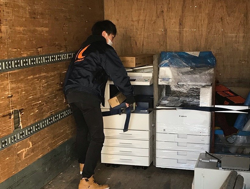 東京都千代田区の小規模ビルに構えたオフィスから複合機を回収