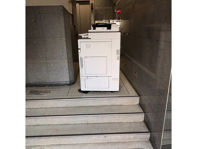 東京都新宿区の中規模ビル内に構えたオフィスから複合機を回収