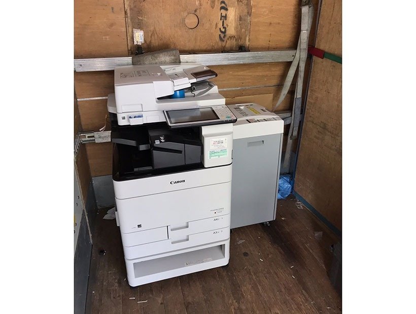 東京都港区のオフィスビルの1室に構えた小規模オフィスから複合機1台、シュレッダー1台、ノートパソコン5台を回収