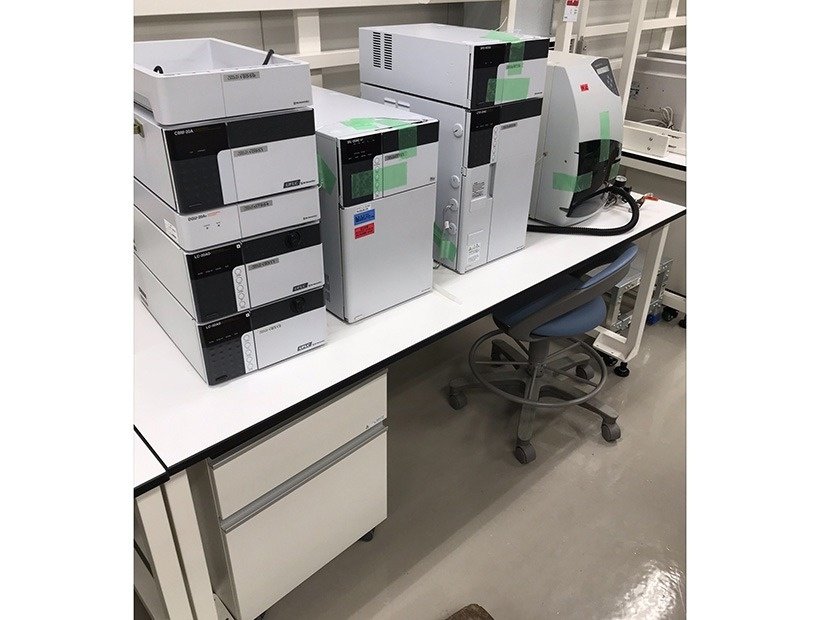 東京都国立市の緑に囲まれた巨大研究所から液体クロマトグラブおよび構成パーツを回収