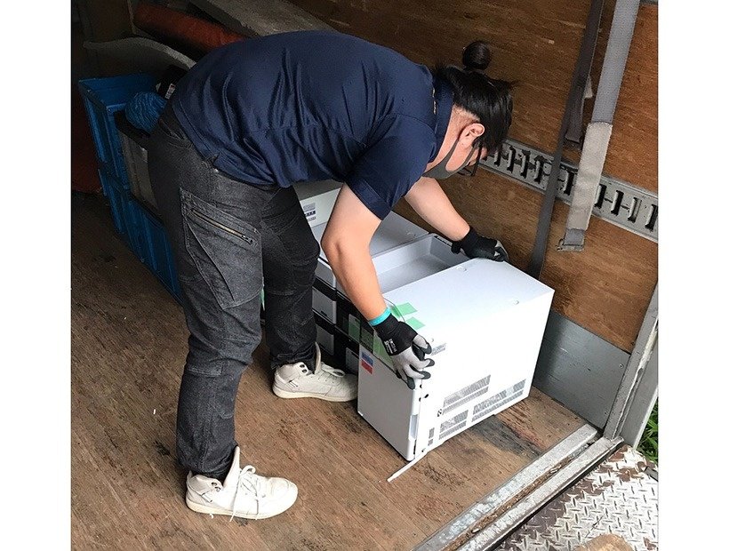 東京都国立市の緑に囲まれた巨大研究所から液体クロマトグラブおよび構成パーツを回収