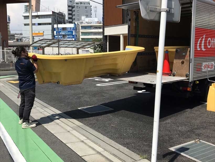 埼玉県ふじみ野市の閑静な住宅地に建つ保育園から組み立て式プールを解体して回収