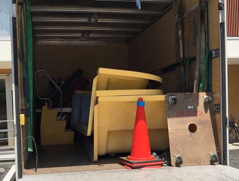 埼玉県ふじみ野市の閑静な住宅地に建つ保育園から組み立て式プールを解体して回収