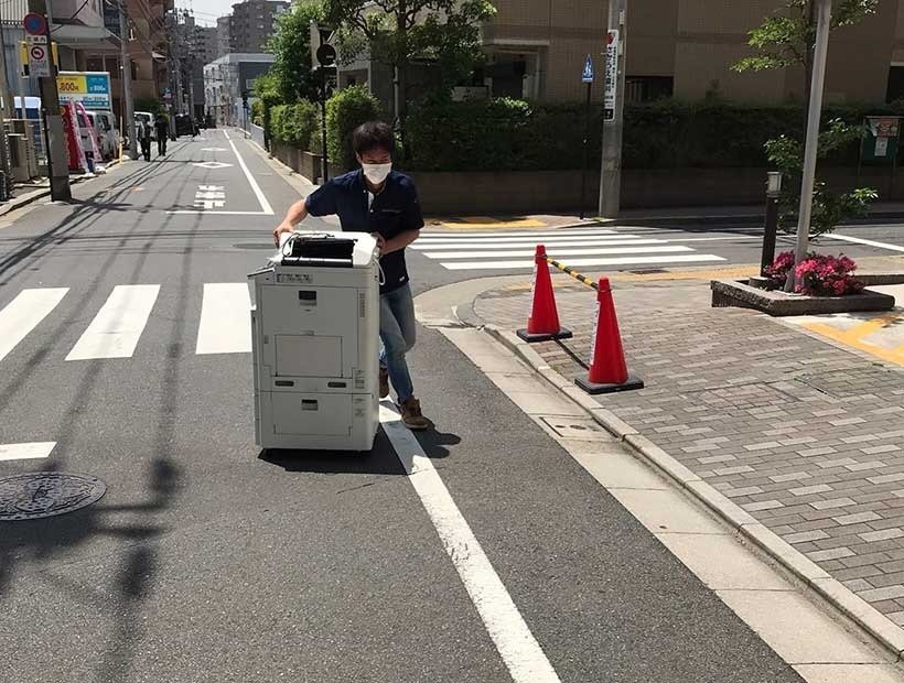 東京都江戸川区のマンションの1室に構えた小規模オフィスから複合機を回収