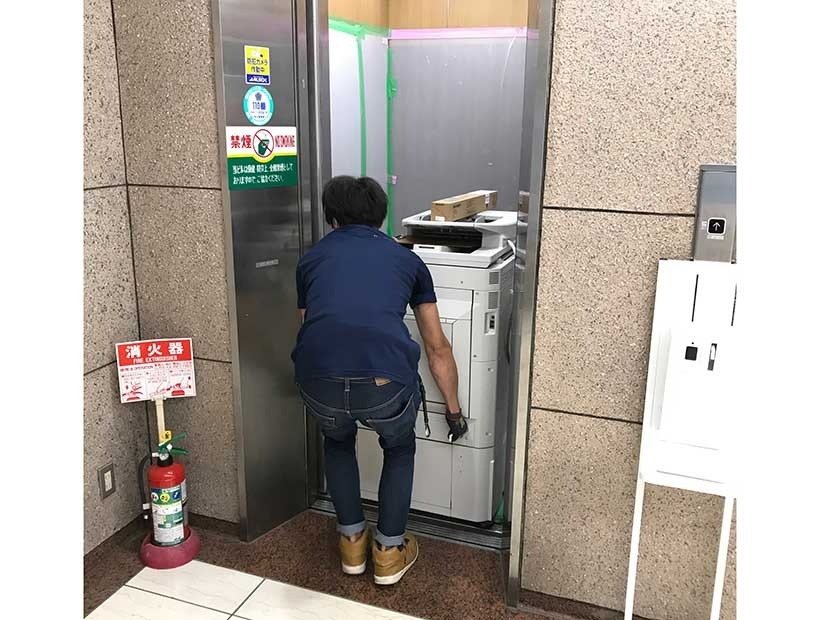 東京都千代田区の中規模ビルの一室に構えたオフィスから複合機を回収