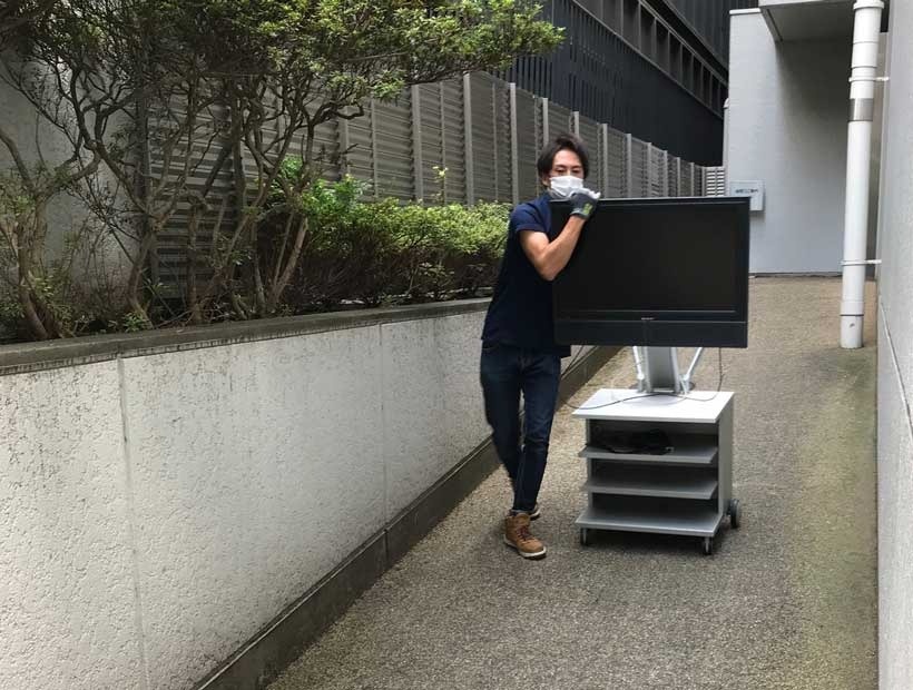 東京都新宿区のインテリジェントビル内に構えた大規模オフィスからテレビ2台を回収
