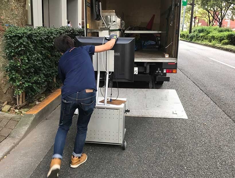 東京都新宿区のインテリジェントビル内に構えた大規模オフィスからテレビ2台を回収