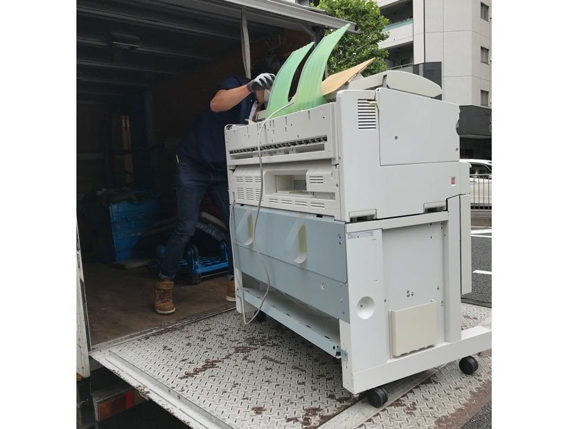 東京都中央区のインテリジェントビル内に構えた中規模オフィスから広幅複合機を回収