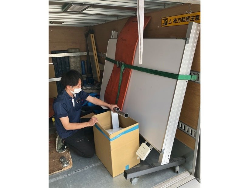 東京都中央区の中規模ビルに構えたオフィスからプロジェクターを解体して回収