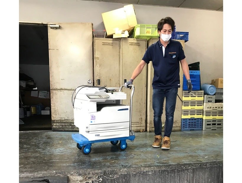 東京都中央区の水辺に建つリゾート風ホテルからファクスを回収