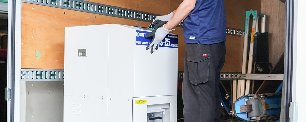 騒音・粉塵対策をして作業している様子