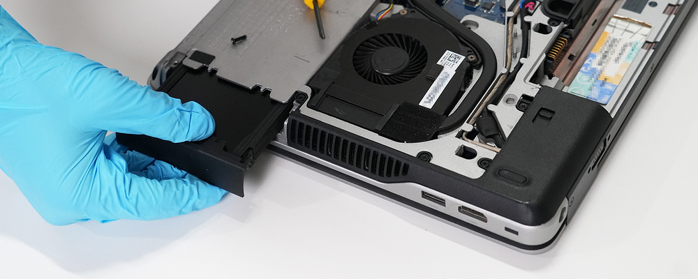 ノートPCからSSDを取り外している様子